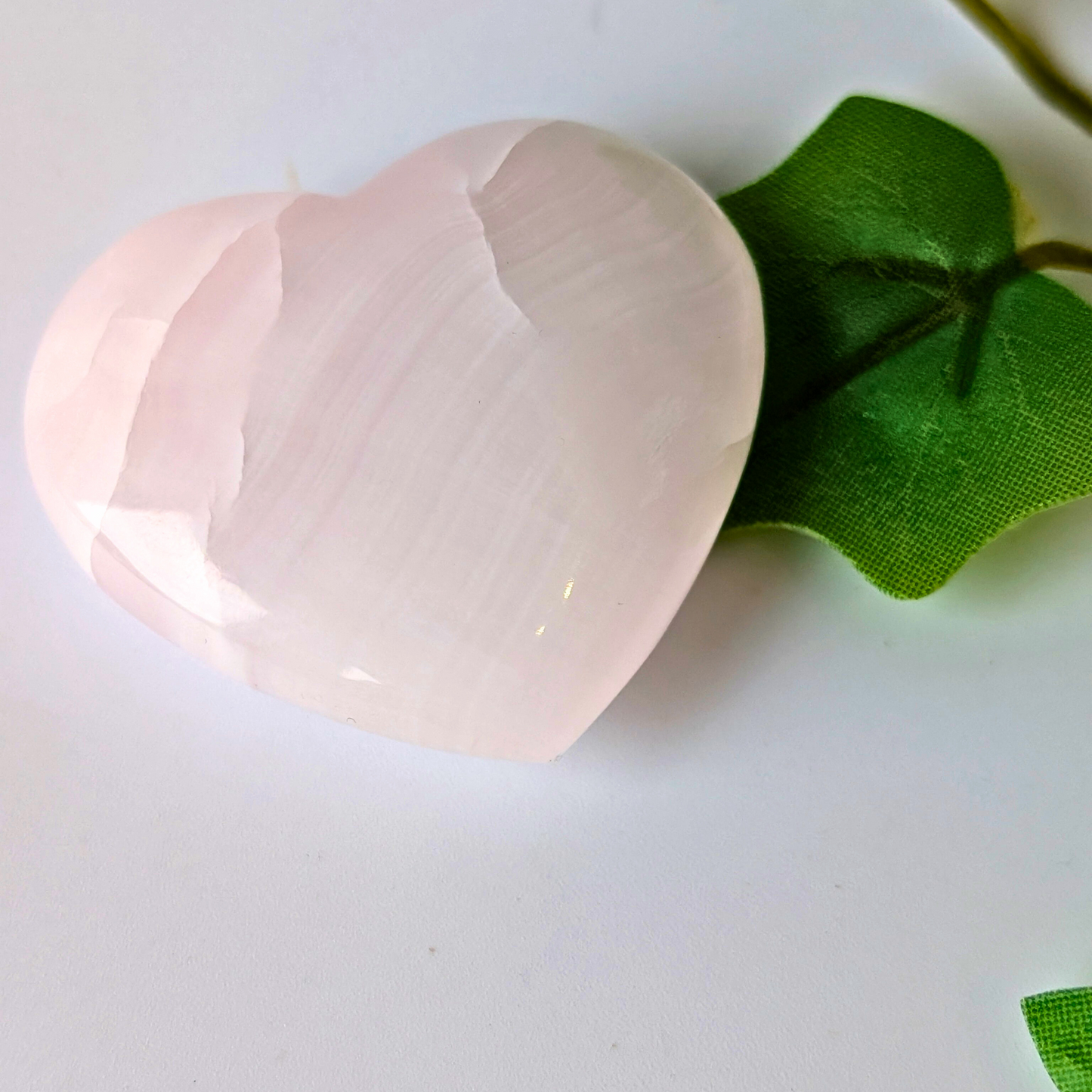 mangaan calciet edelsteen hart vorm