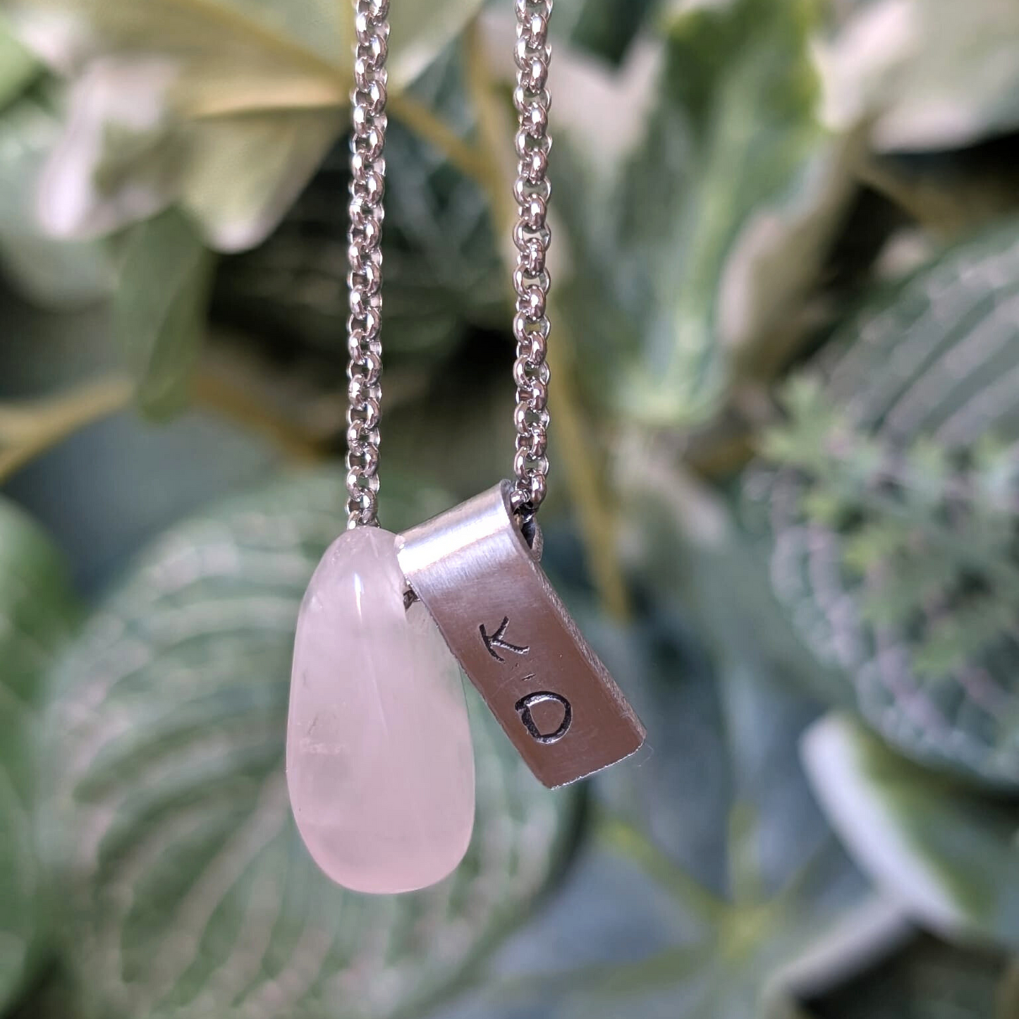 Ketting met rozenkwarts en initialen