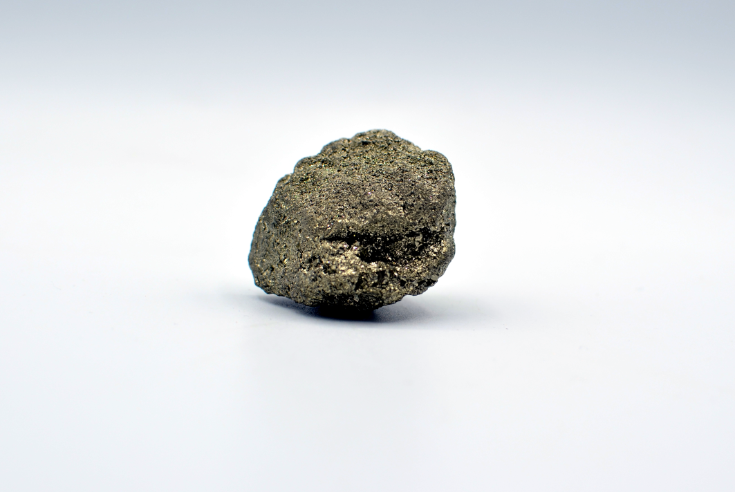 pyriet goud edelsteen